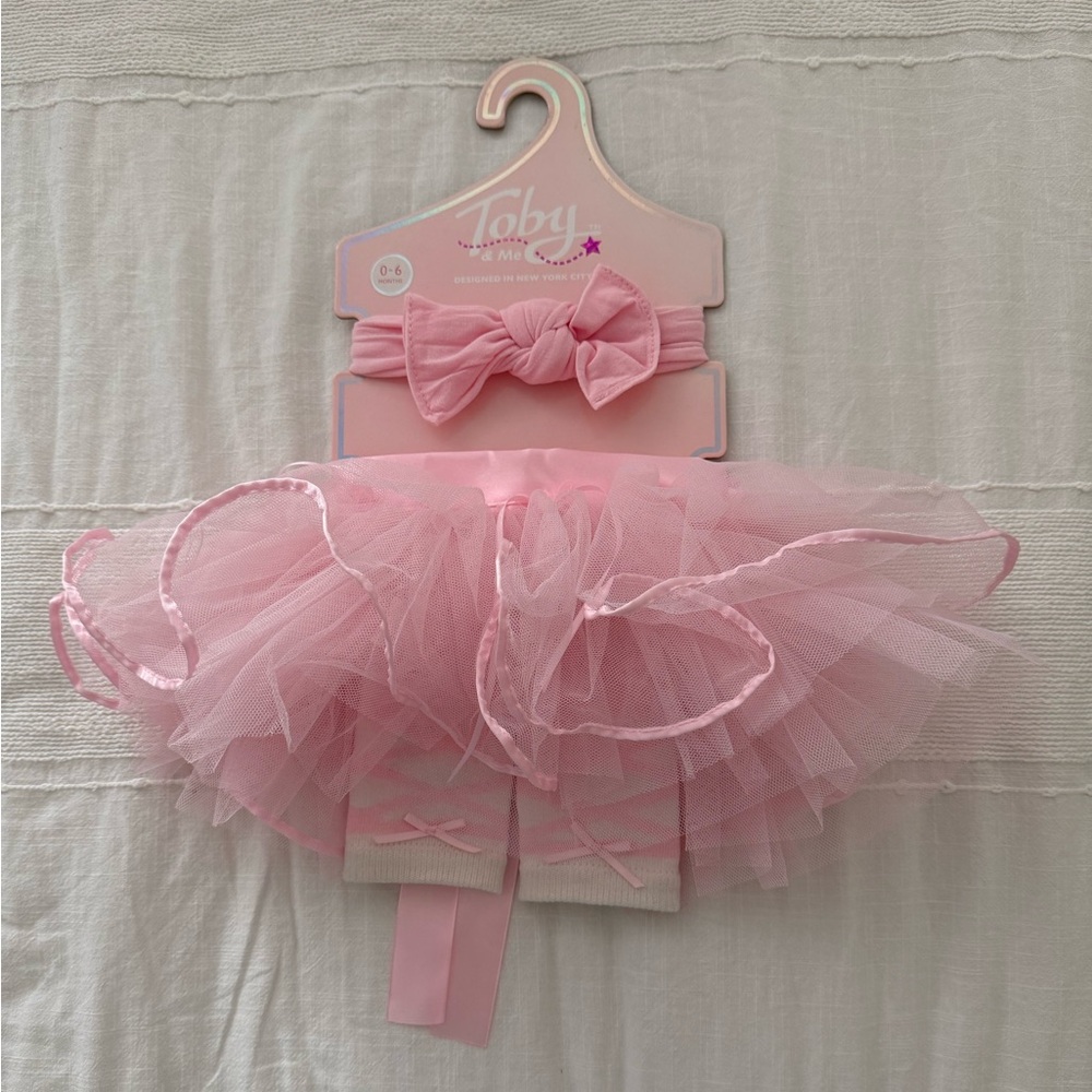 Baby girl photoshoot outfit: matching tutu, headband, leg warmers. Pink.